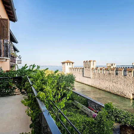 Syrmioncello - Castle Lounge *